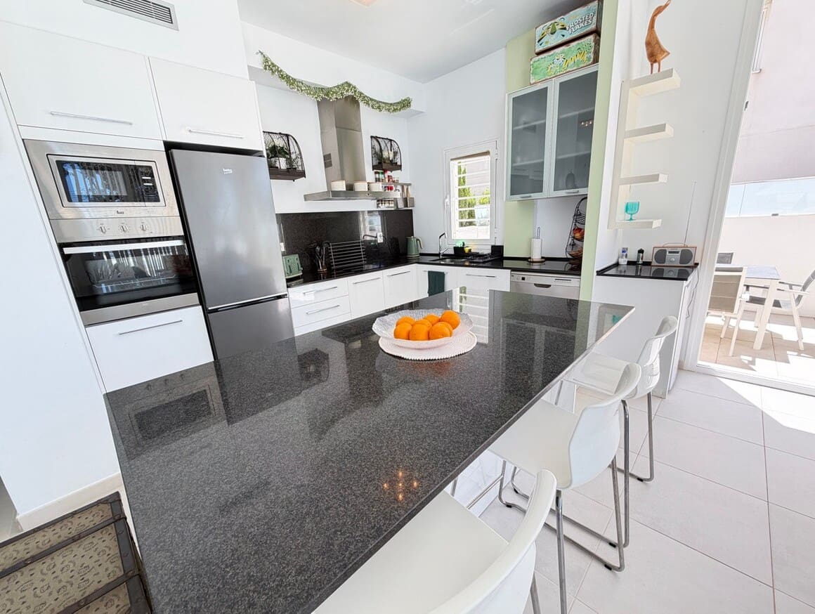 Chalet de 4 habitaciones en Pilar de la Horadada en venta con piscina garaje - 629.900 € (Ref: 10172706)