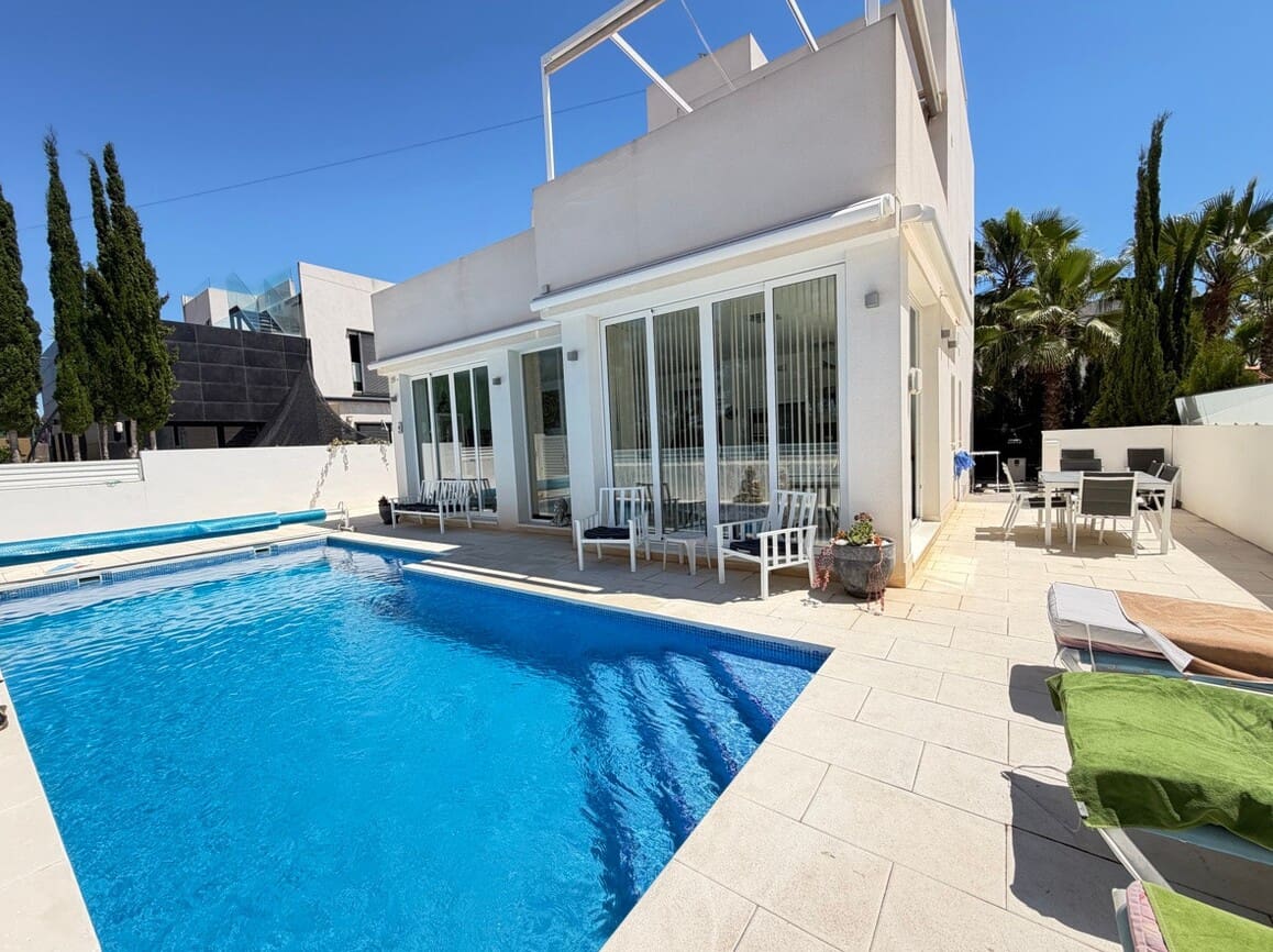 Chalet de 4 habitaciones en Pilar de la Horadada en venta con piscina garaje - 629.900 € (Ref: 10172706)