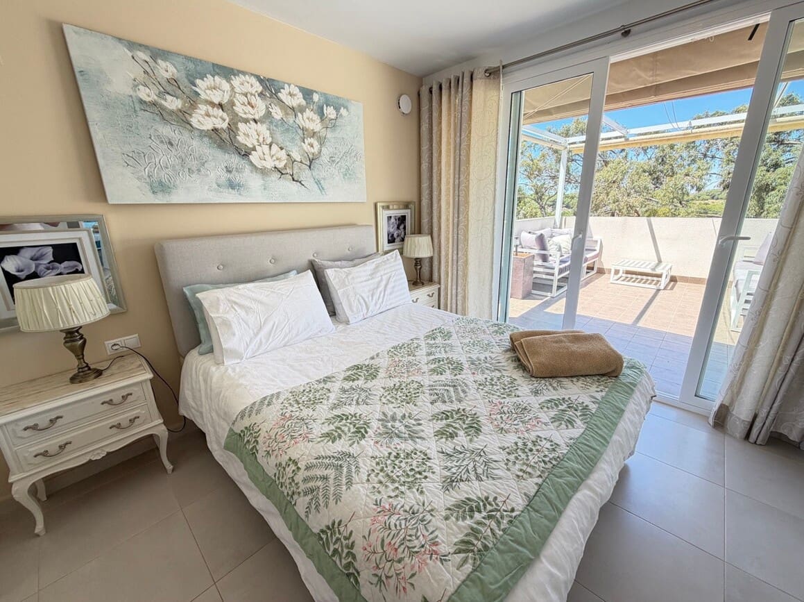 Chalet de 4 habitaciones en Pilar de la Horadada en venta con piscina garaje - 629.900 € (Ref: 10172706)