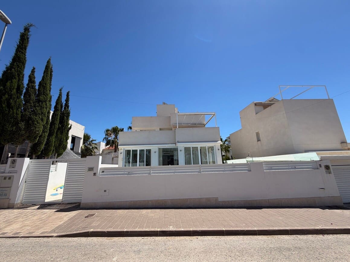 Chalet de 4 habitaciones en Pilar de la Horadada en venta con piscina garaje - 629.900 € (Ref: 10172706)