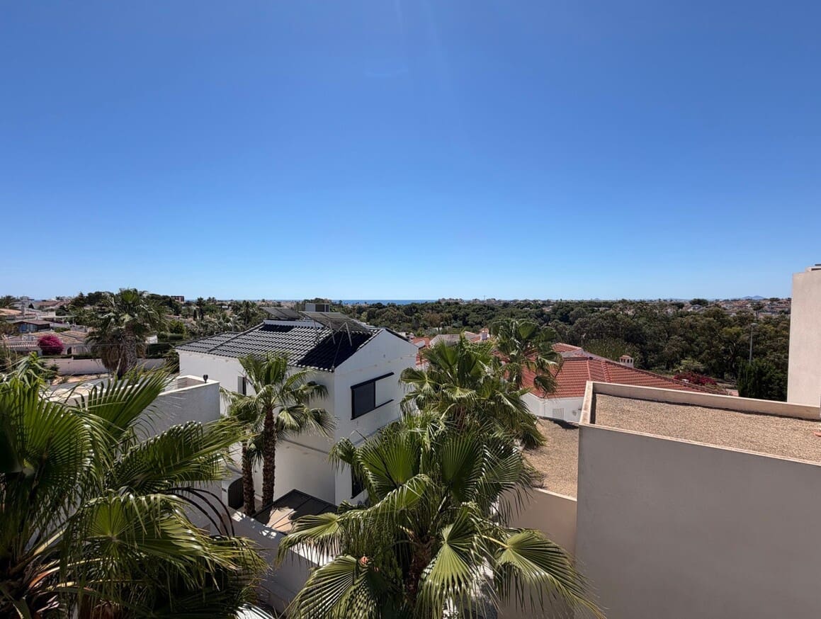 Chalet de 4 habitaciones en Pilar de la Horadada en venta con piscina garaje - 629.900 € (Ref: 10172706)