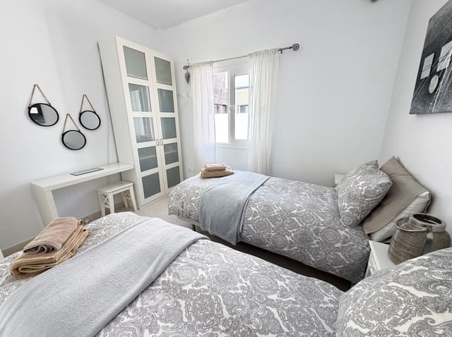 Chalet de 4 habitaciones en Mil Palmeras, Pilar de la Horadada en venta con piscina garaje - 629.900 € (Ref: 10172706)