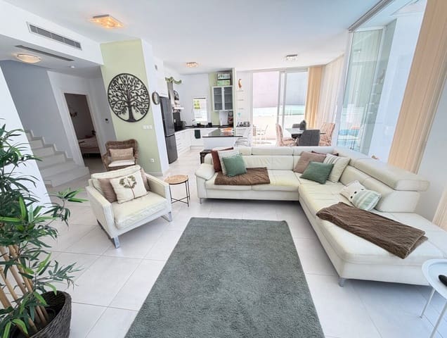 Chalet de 4 habitaciones en Mil Palmeras, Pilar de la Horadada en venta con piscina garaje - 629.900 € (Ref: 10172706)