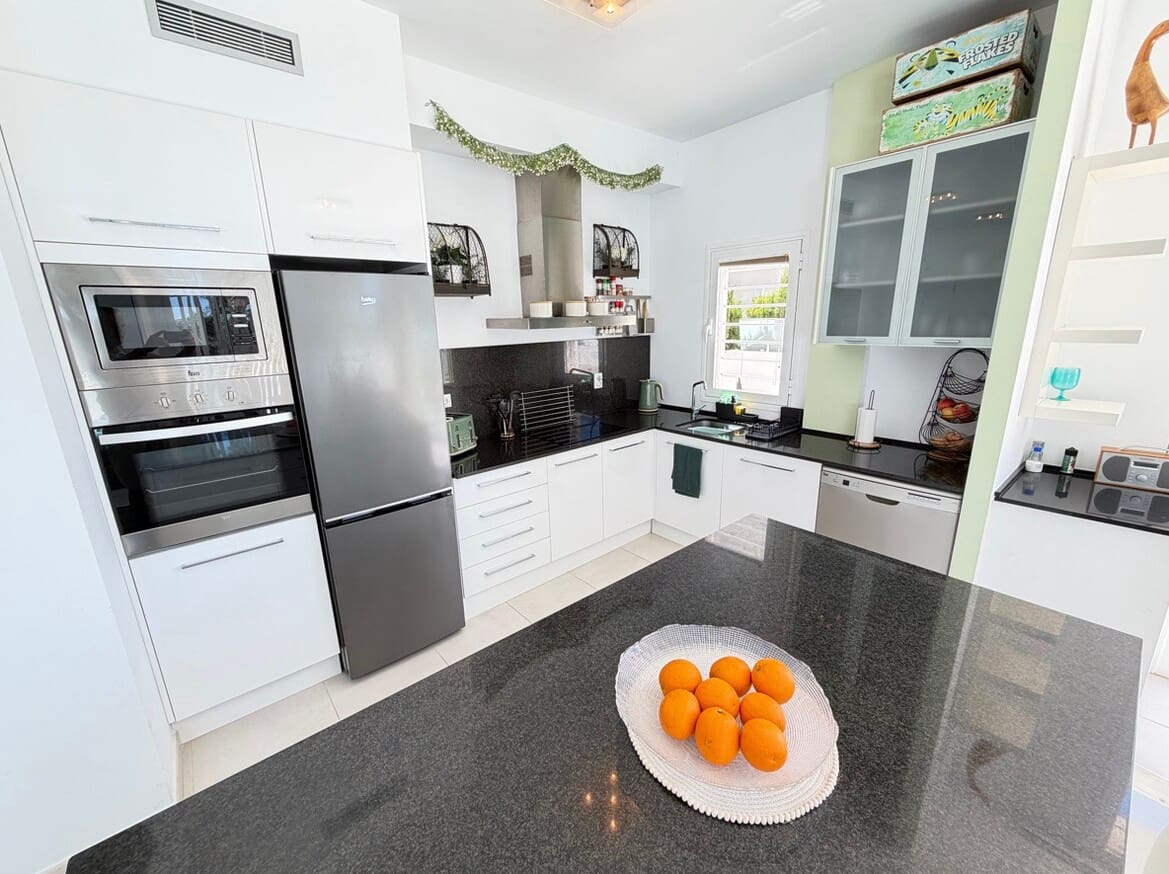 Chalet de 4 habitaciones en Pilar de la Horadada en venta con piscina garaje - 629.900 € (Ref: 10172706)