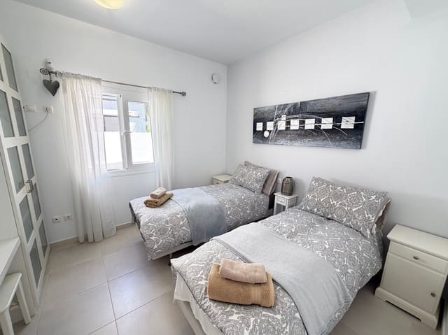 Chalet de 4 habitaciones en Mil Palmeras, Pilar de la Horadada en venta con piscina garaje - 629.900 € (Ref: 10172706)