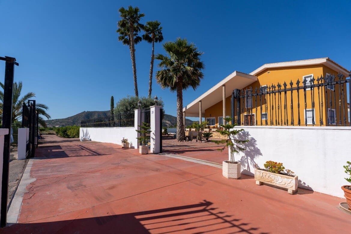 5 bedroom Villa for sale in Orihuela with pool garage - € 675,000 (Ref: 10172708)
