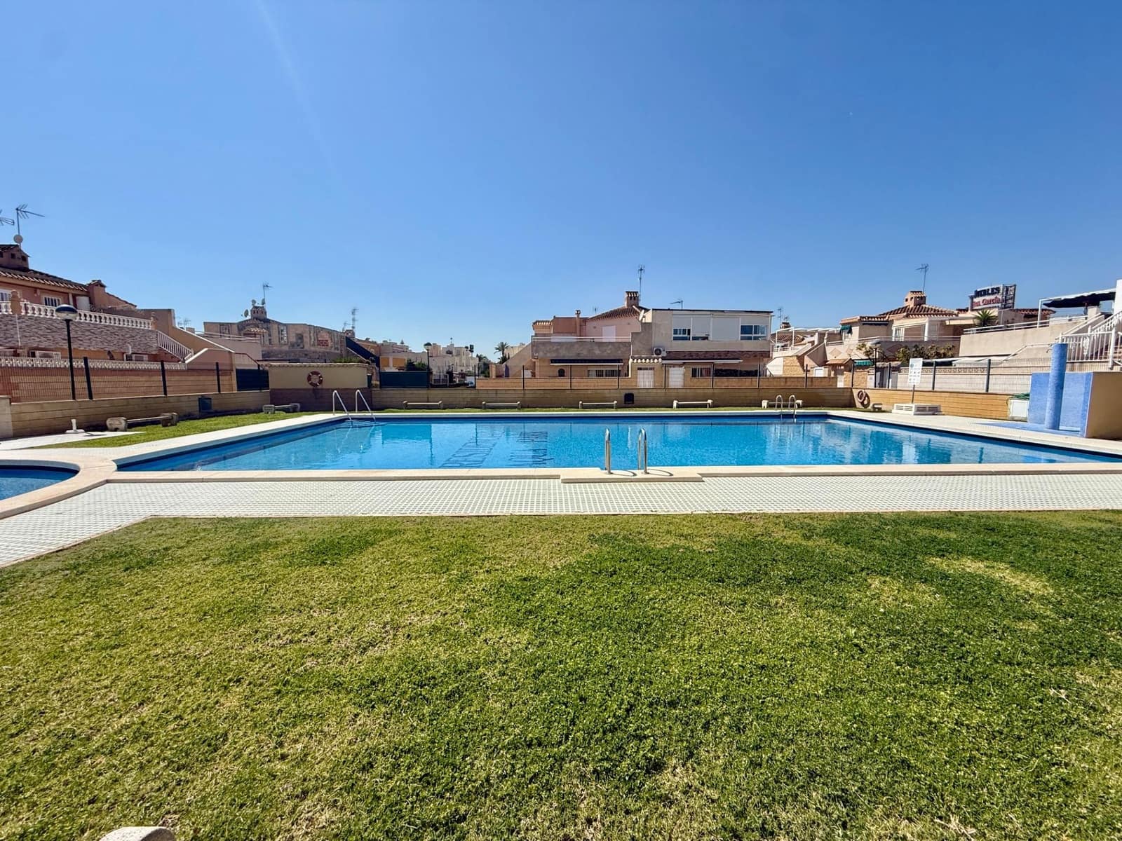 3 makuuhuone Omakotitalo myytävänä paikassa Torrevieja mukana uima-altaan - 244 900 € (Ref: 10173440)