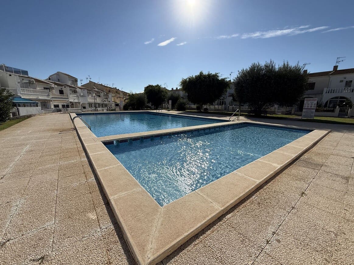 Casa de 2 habitaciones en Torrevieja en venta con piscina - 222.500 € (Ref: 10173445)