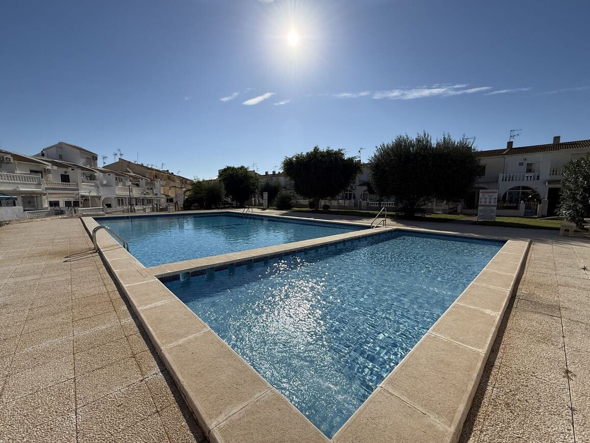 Casa de 2 habitaciones en Torrevieja en venta con piscina - 222.500 € (Ref: 10173445)