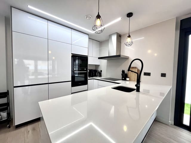 4 soveværelse Villa til salg i Punta Prima, Orihuela med swimmingpool - € 794.950 (Ref: 10173451)