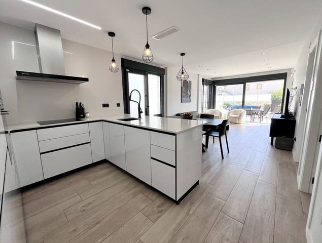 4 soveværelse Villa til salg i Punta Prima, Orihuela med swimmingpool - € 794.950 (Ref: 10173451)