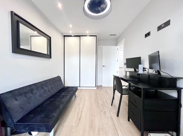 4 soveværelse Villa til salg i Punta Prima, Orihuela med swimmingpool - € 794.950 (Ref: 10173451)