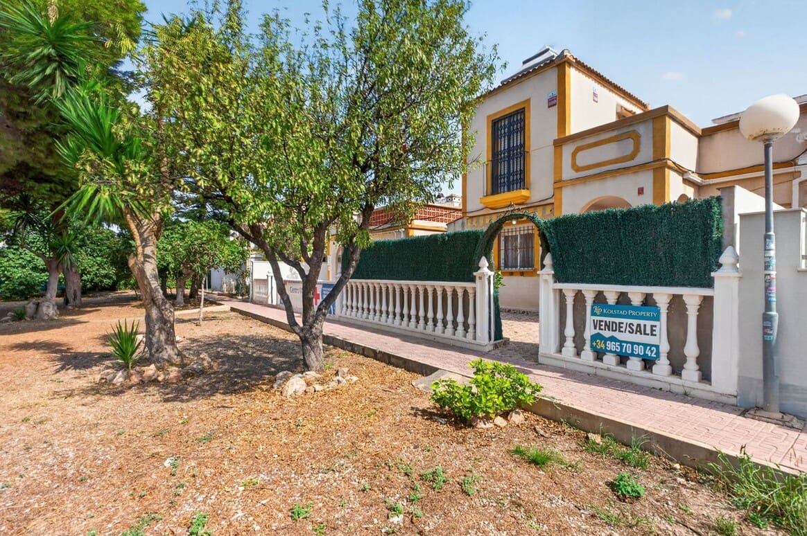 3 soveværelse Byhus til salg i Torrevieja med swimmingpool - € 184.000 (Ref: 10173452)