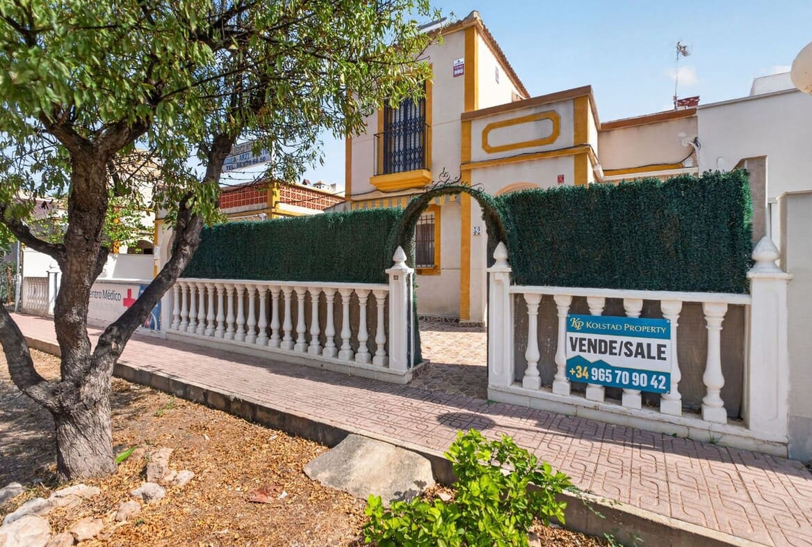 3 soveværelse Byhus til salg i Torrevieja med swimmingpool - € 184.000 (Ref: 10173452)