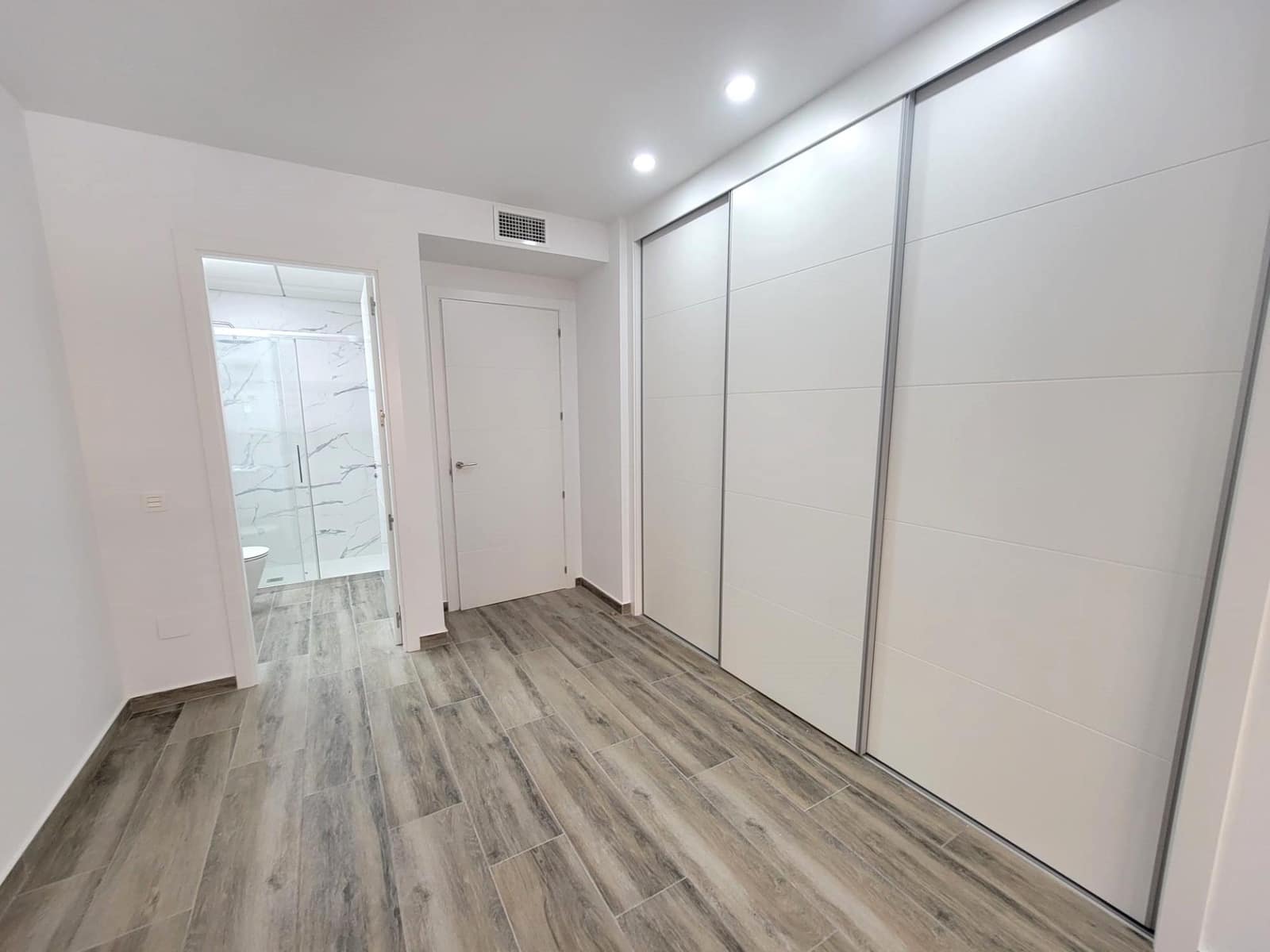 Apartamento de 3 habitaciones en Torrevieja en venta con piscina garaje - 399.000 € (Ref: 10174476)