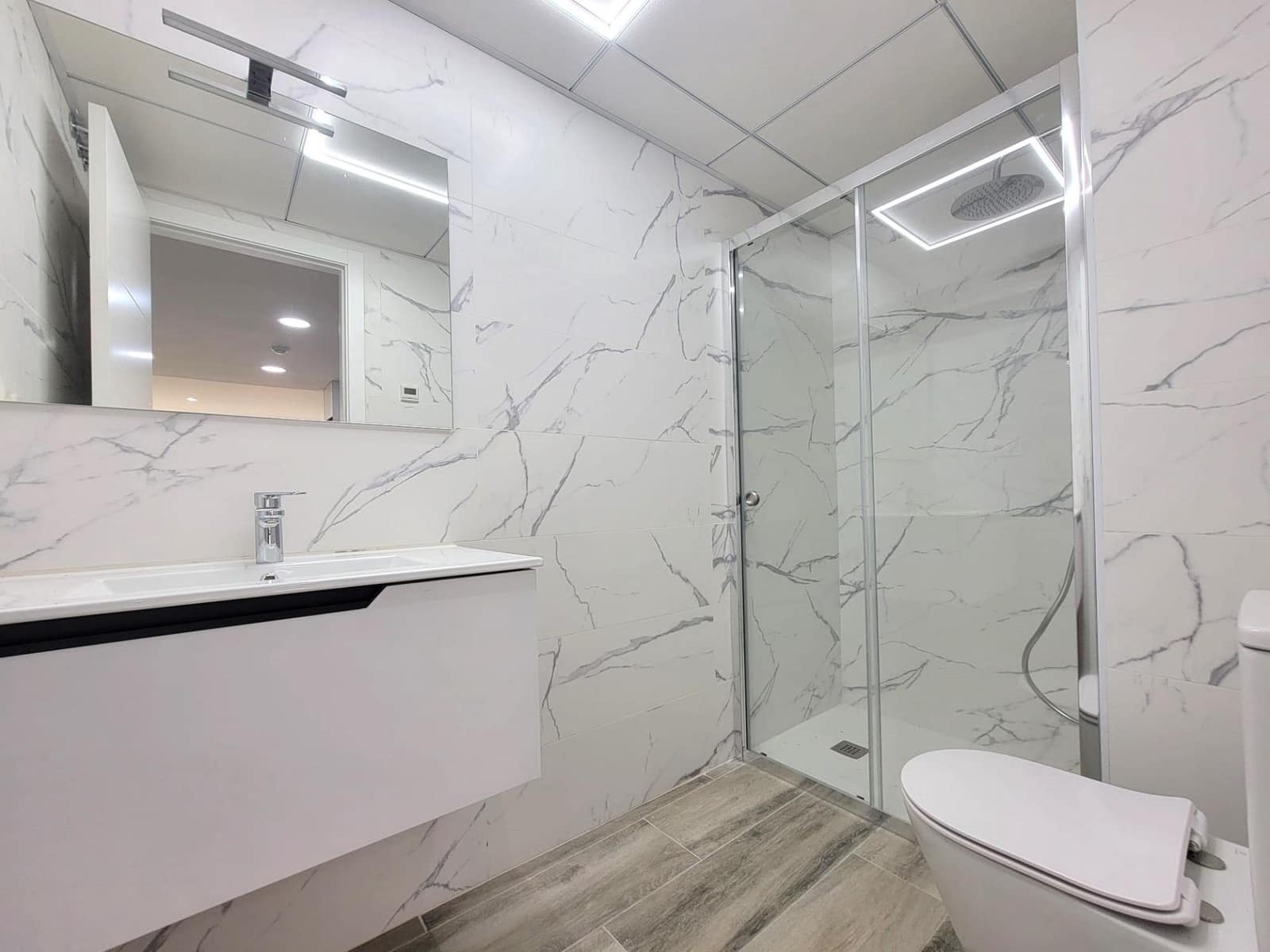 Apartamento de 3 habitaciones en Torrevieja en venta con piscina garaje - 399.000 € (Ref: 10174476)