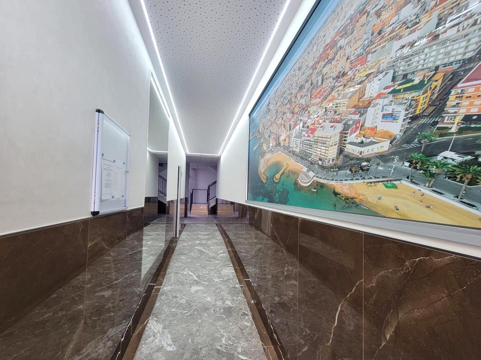Apartamento de 3 habitaciones en Torrevieja en venta con piscina garaje - 399.000 € (Ref: 10174476)