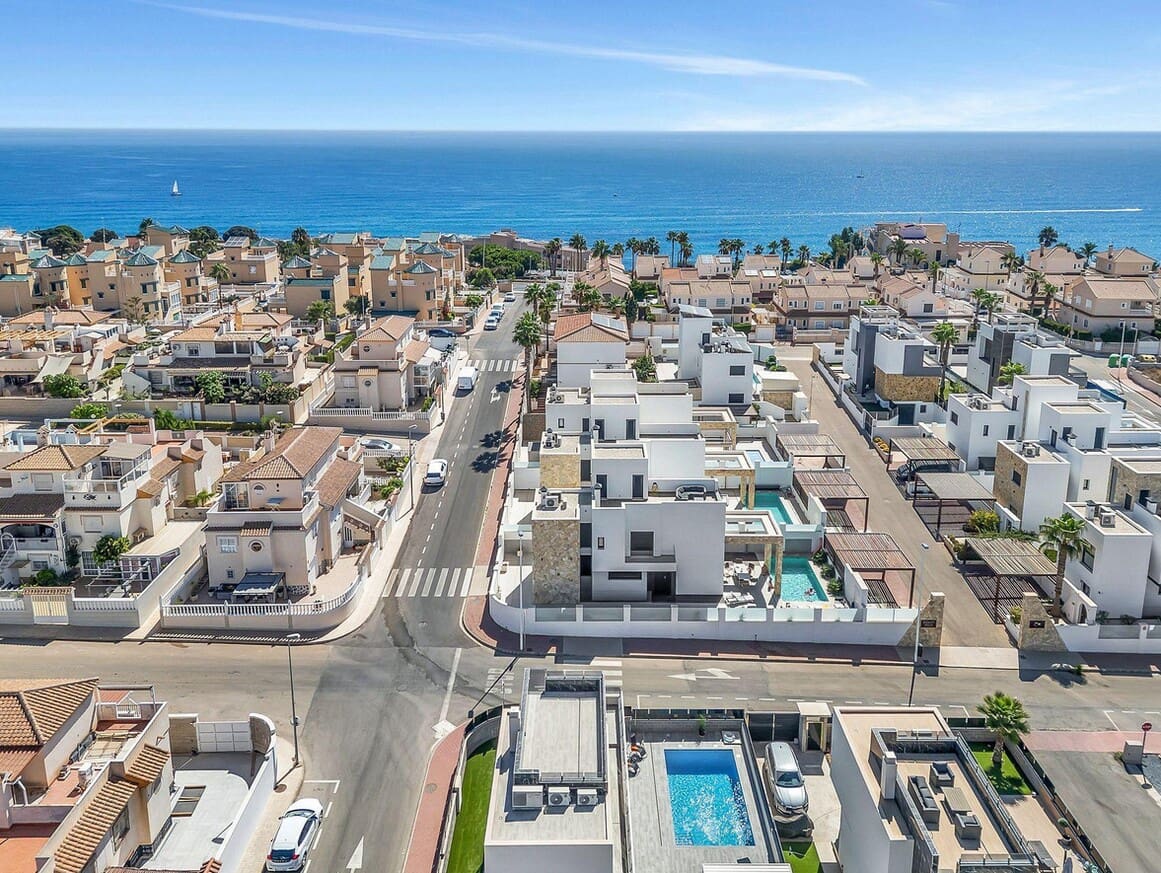 3 soverom Villa til salgs i Torrevieja med svømmebasseng - € 749 900 (Ref: 10174480)