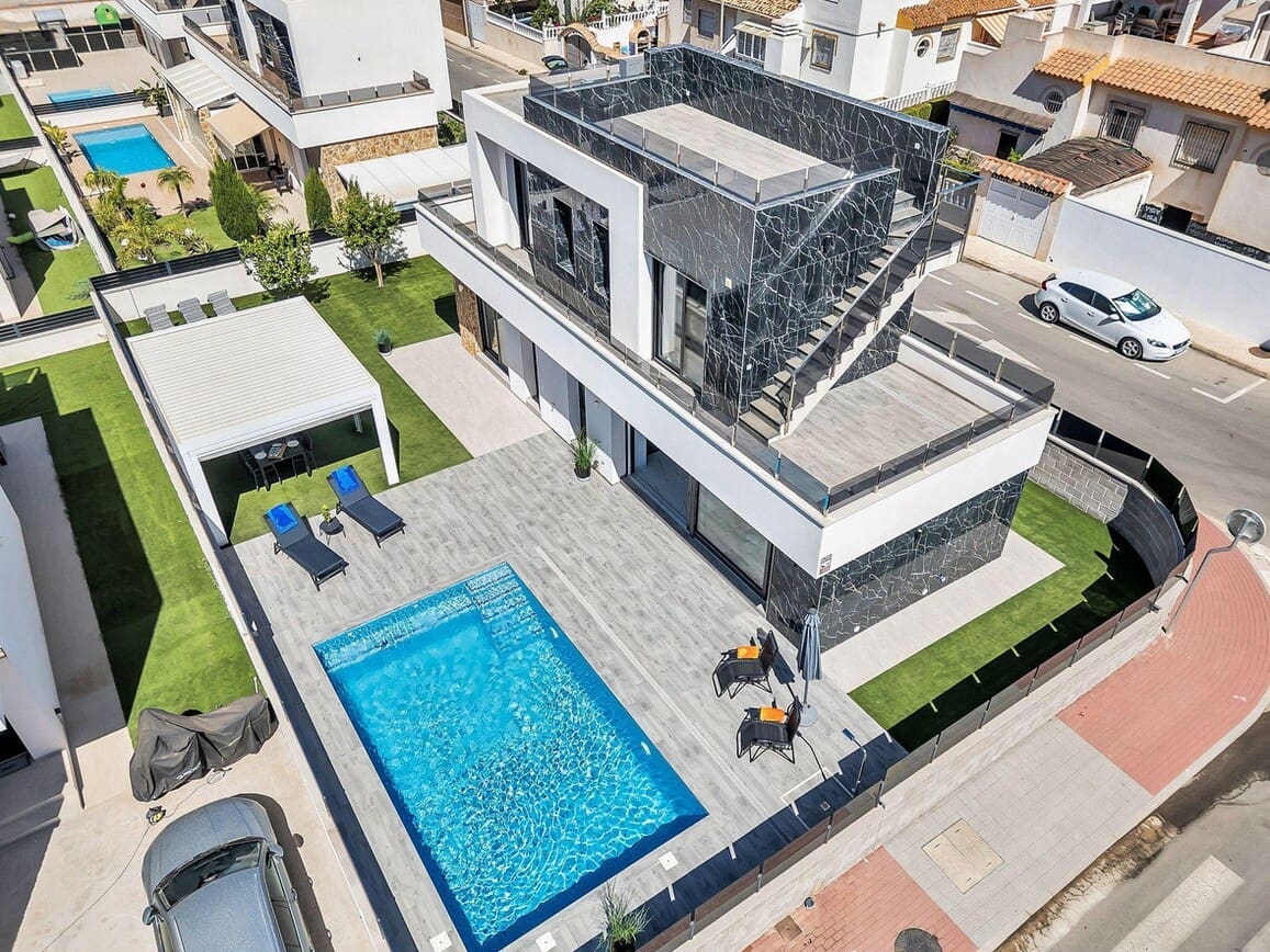 3 soverom Villa til salgs i Torrevieja med svømmebasseng - € 749 900 (Ref: 10174480)