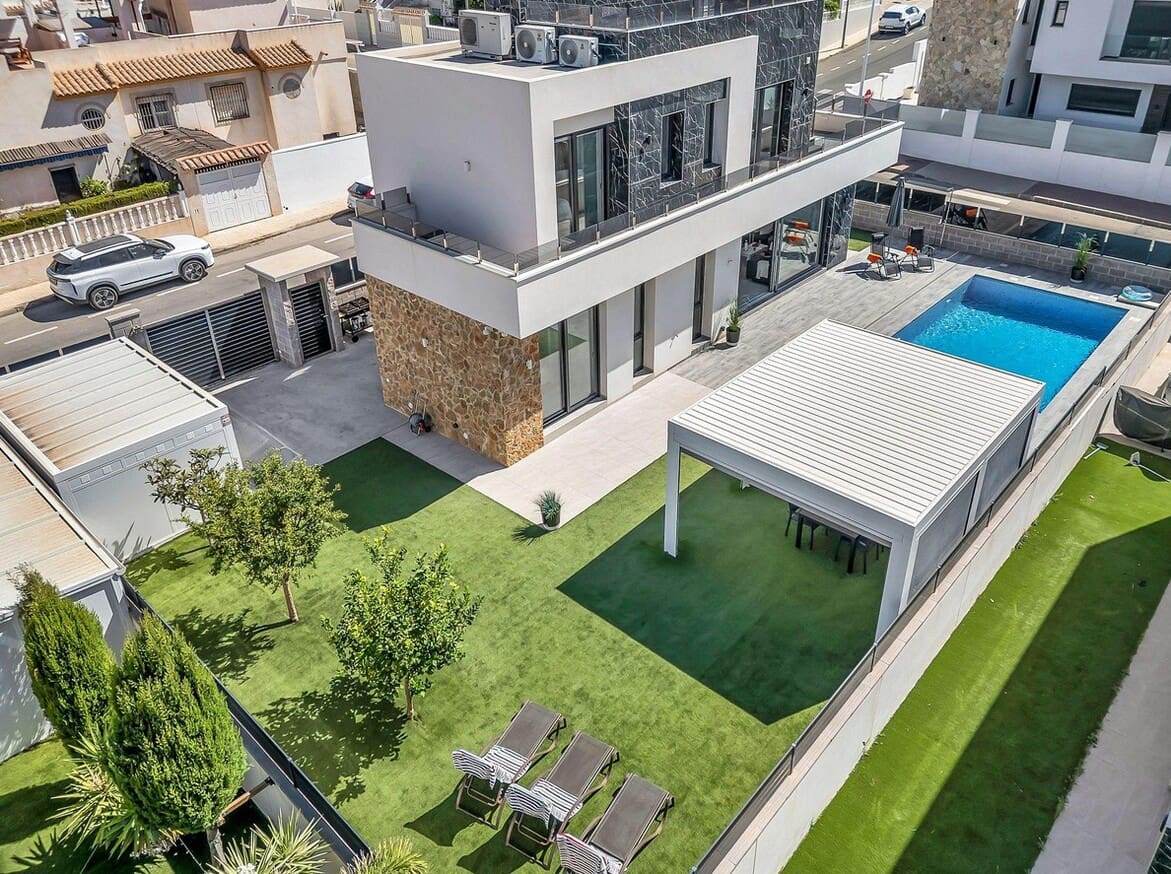 3 soverom Villa til salgs i Torrevieja med svømmebasseng - € 749 900 (Ref: 10174480)