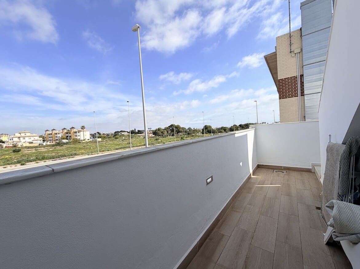 3 makuuhuone Huvila myytävänä paikassa Orihuela Costa mukana uima-altaan 
autotalli - 334 000 € (Ref: 10174924)