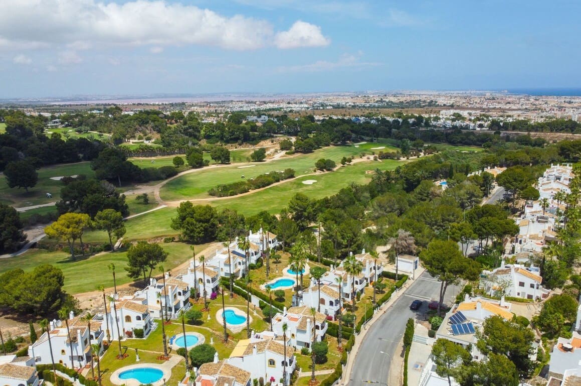 4 soveværelse Villa til salg i Orihuela Costa med swimmingpool garage - € 750.000 (Ref: 10175875)