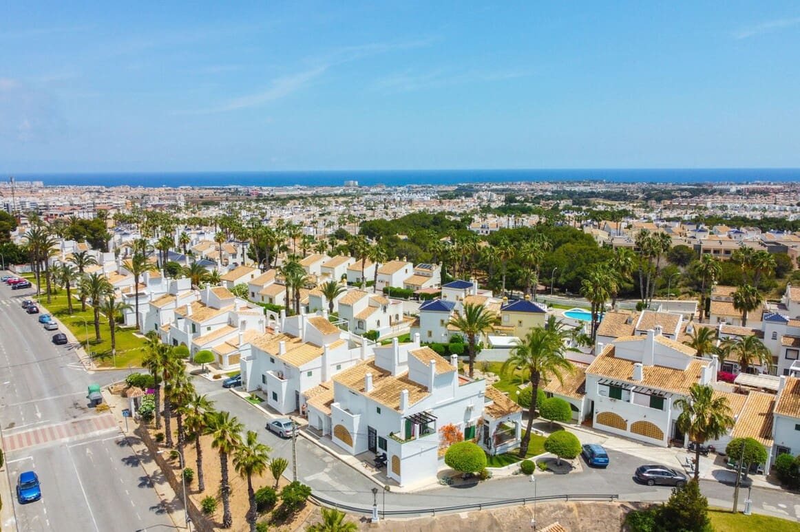 4 soveværelse Villa til salg i Orihuela Costa med swimmingpool garage - € 750.000 (Ref: 10175875)