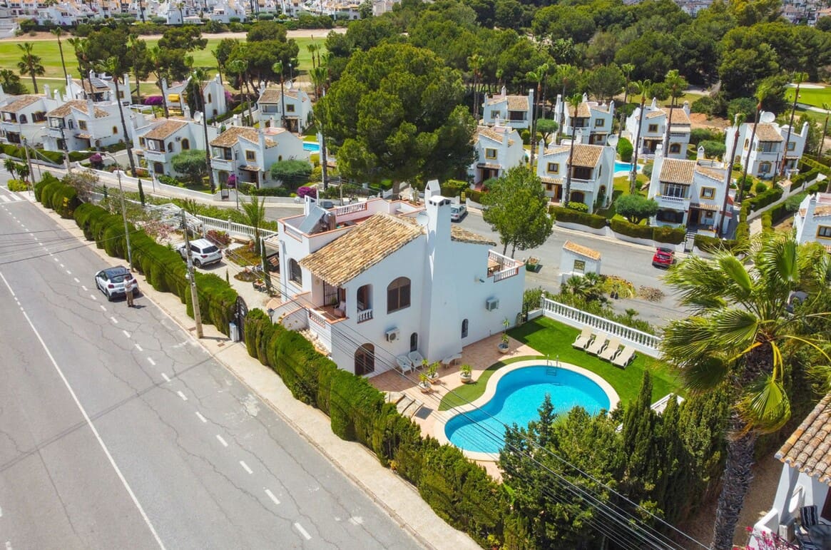 4 soveværelse Villa til salg i Orihuela Costa med swimmingpool garage - € 750.000 (Ref: 10175875)