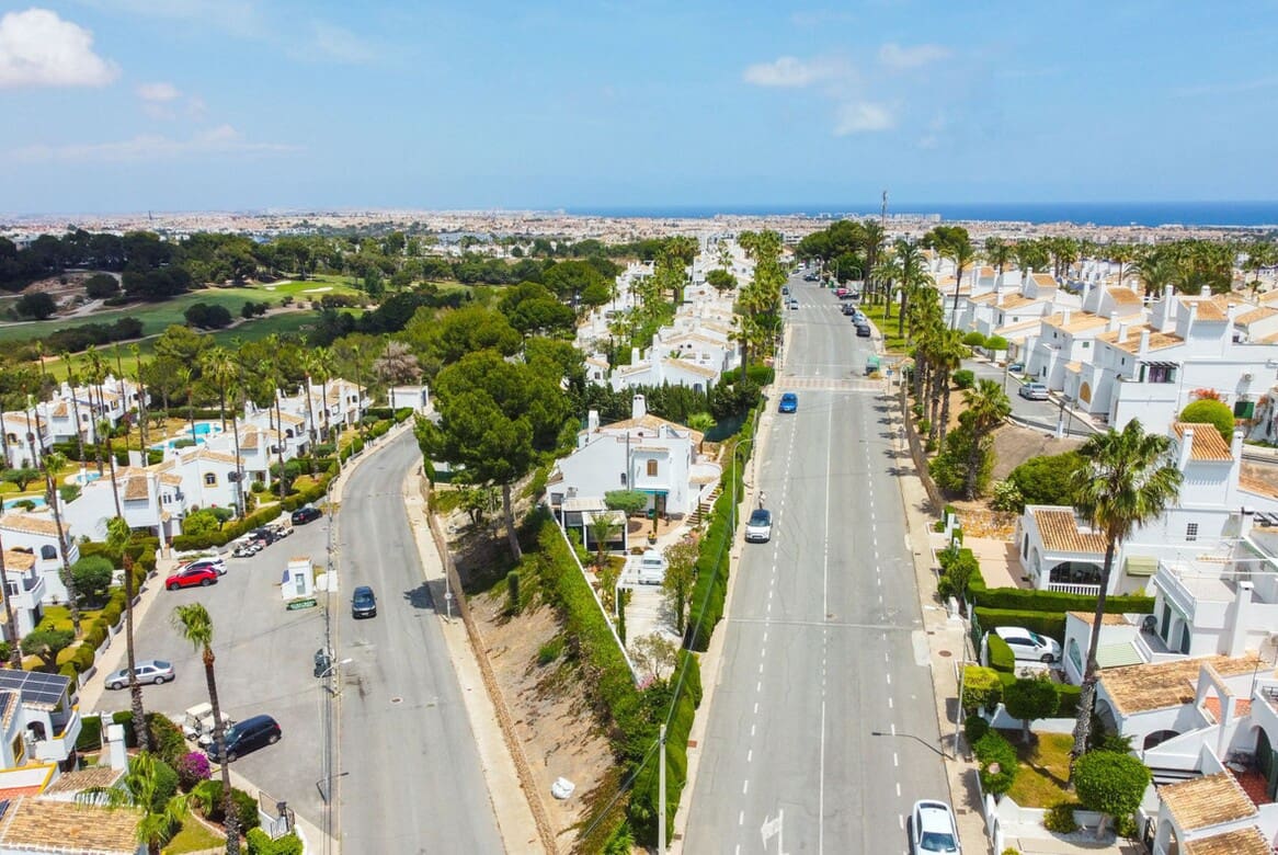 4 soveværelse Villa til salg i Orihuela Costa med swimmingpool garage - € 750.000 (Ref: 10175875)