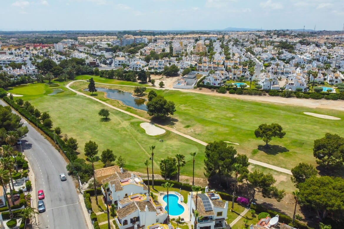 4 soveværelse Villa til salg i Orihuela Costa med swimmingpool garage - € 750.000 (Ref: 10175875)
