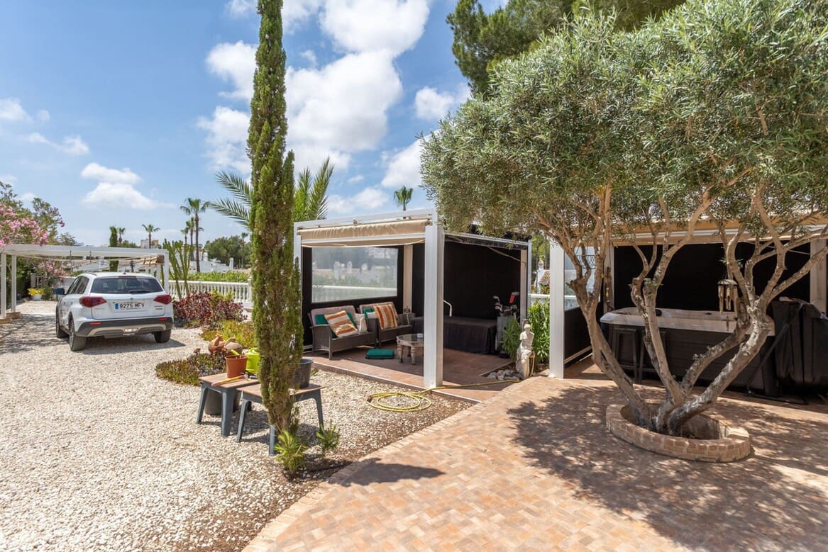 4 soveværelse Villa til salg i Orihuela Costa med swimmingpool garage - € 750.000 (Ref: 10175875)
