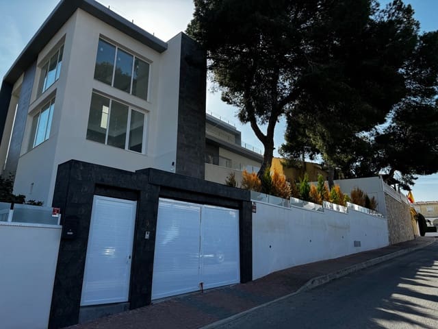 5 Zimmer Villa zu verkaufen in Los Balcones mit Pool Garage - 849.000 € (Ref: 10176975)