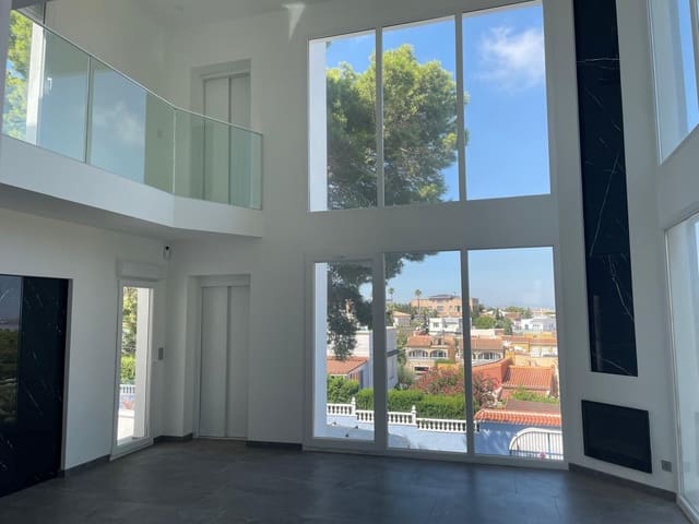 5 Zimmer Villa zu verkaufen in Los Balcones mit Pool Garage - 849.000 € (Ref: 10176975)