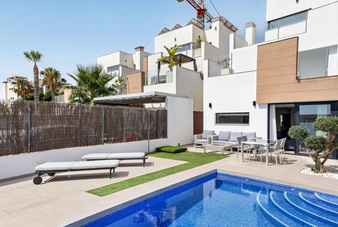 Chalet de 3 habitaciones en Guardamar del Segura en venta con piscina garaje - 420.000 € (Ref: 10176976)