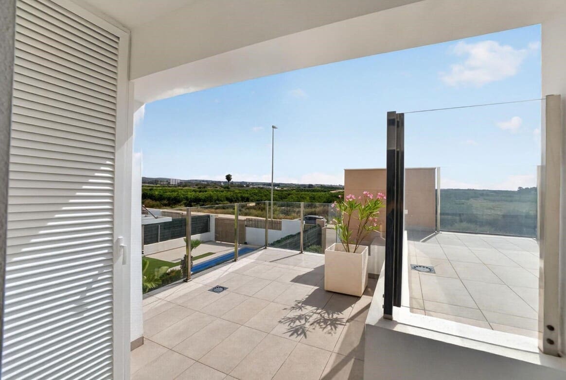 Chalet de 3 habitaciones en Guardamar del Segura en venta con piscina garaje - 420.000 € (Ref: 10176976)