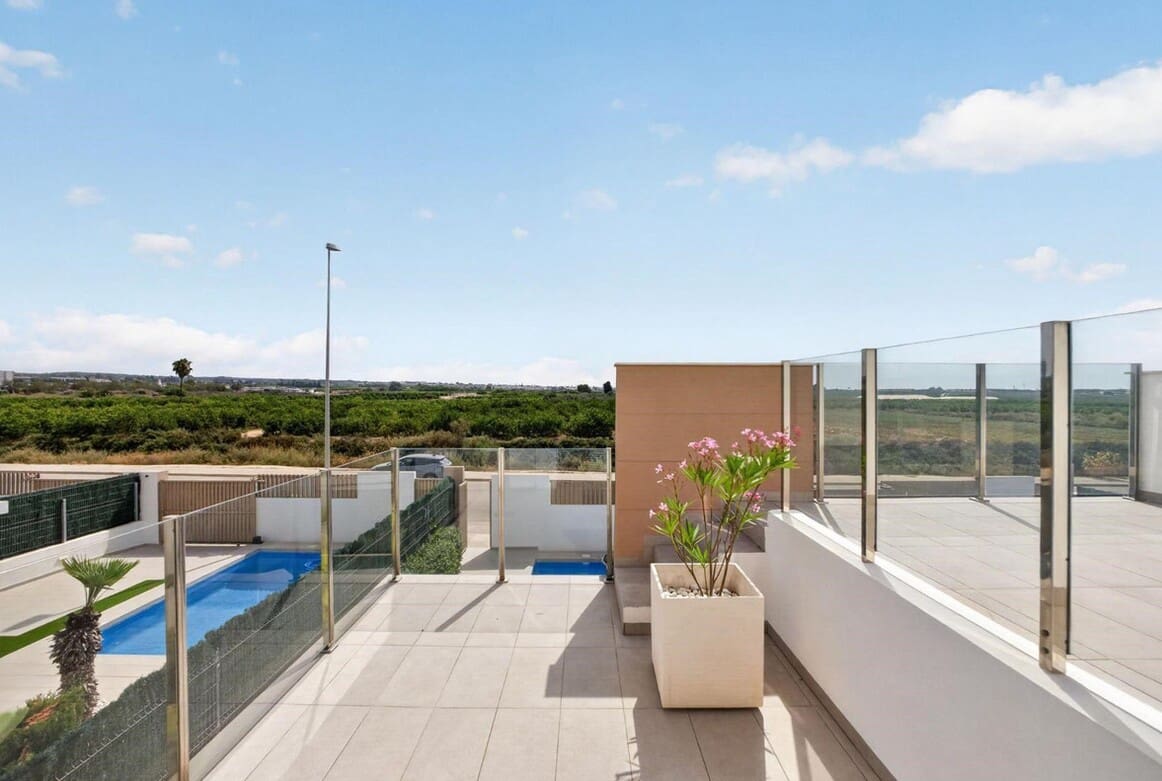 Chalet de 3 habitaciones en Guardamar del Segura en venta con piscina garaje - 420.000 € (Ref: 10176976)