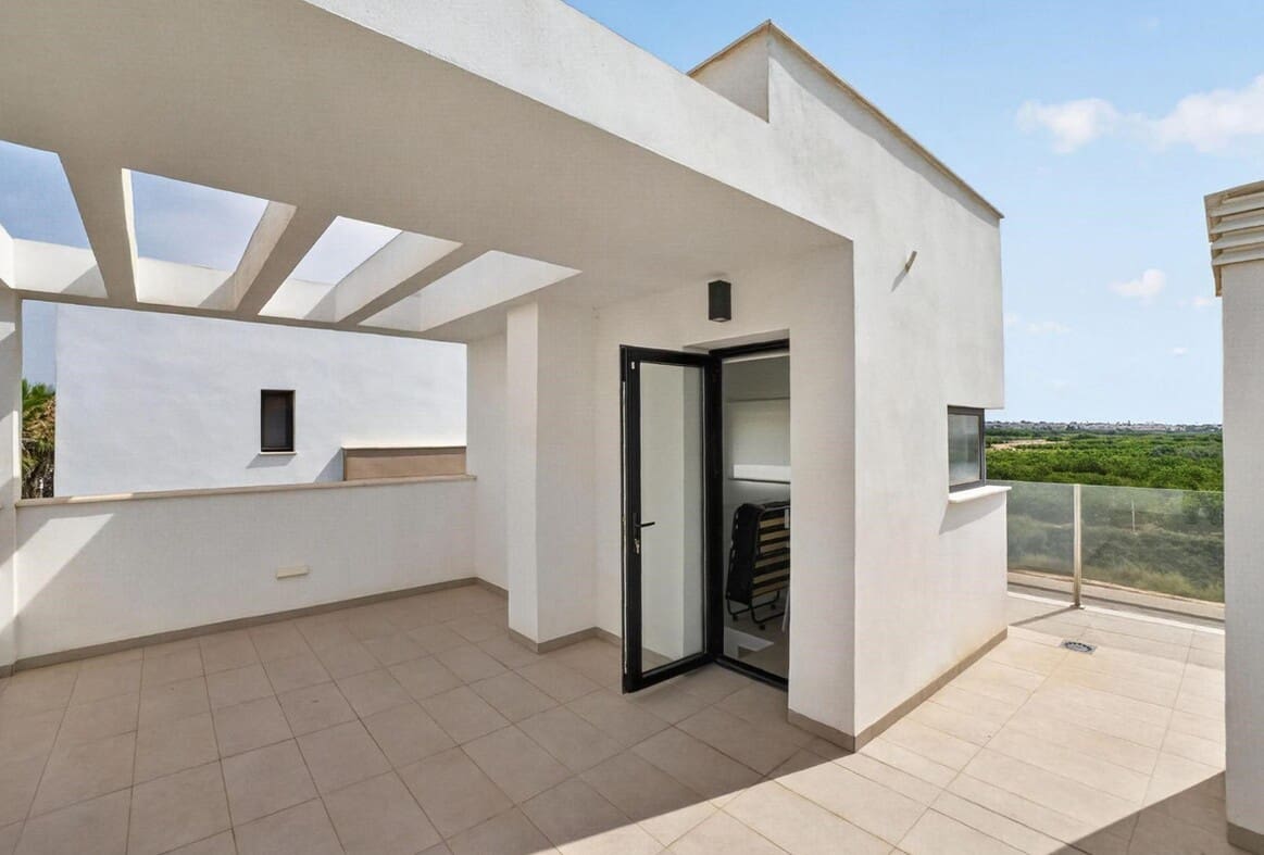 Chalet de 3 habitaciones en Guardamar del Segura en venta con piscina garaje - 420.000 € (Ref: 10176976)