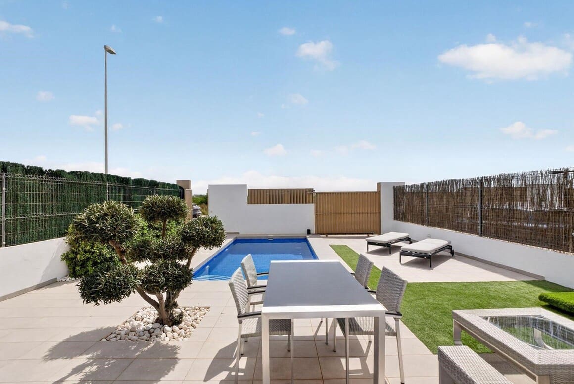 Chalet de 3 habitaciones en Guardamar del Segura en venta con piscina garaje - 420.000 € (Ref: 10176976)