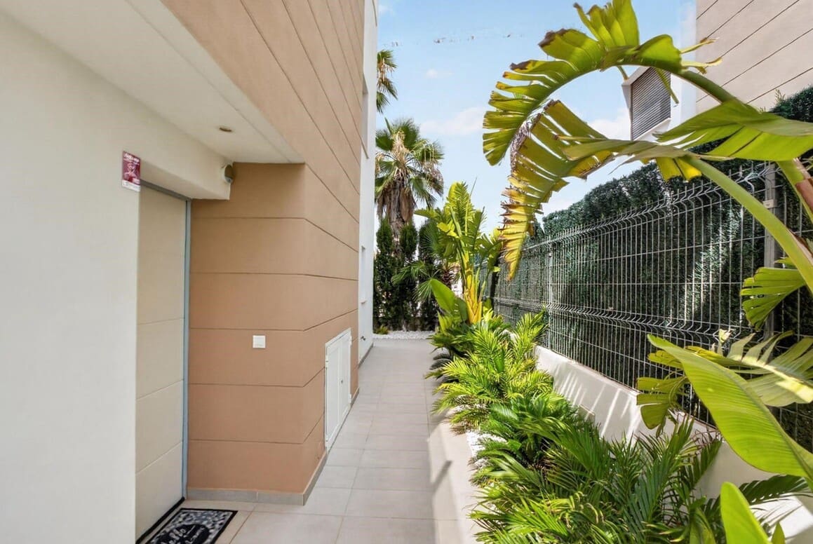 Chalet de 3 habitaciones en Guardamar del Segura en venta con piscina garaje - 420.000 € (Ref: 10176976)