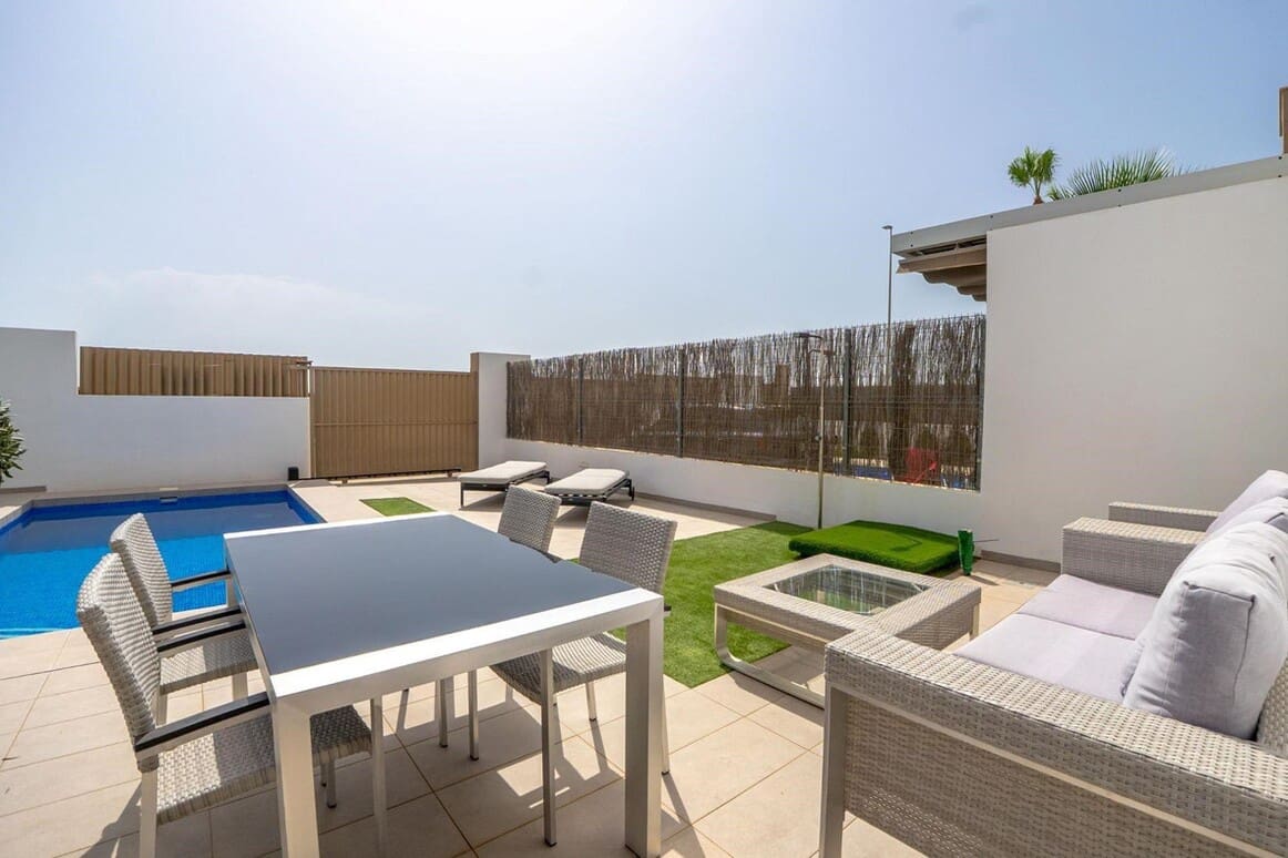 Chalet de 3 habitaciones en Guardamar del Segura en venta con piscina garaje - 420.000 € (Ref: 10176976)