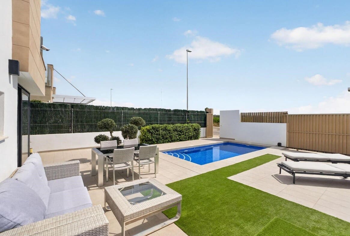 Chalet de 3 habitaciones en Guardamar del Segura en venta con piscina garaje - 420.000 € (Ref: 10176976)