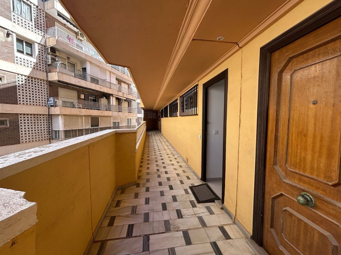 Apartamento de 3 habitaciones en Torrevieja en venta - 246.000 € (Ref: 10176979)
