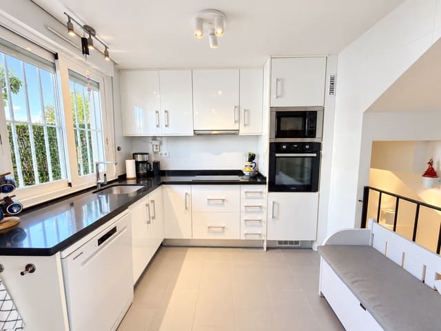 2 quarto Moradia em Banda para venda em Aguas Nuevas, Torrevieja com piscina - 295 000 € (Ref: 10176981)