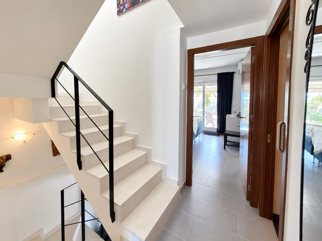 2 quarto Moradia em Banda para venda em Aguas Nuevas, Torrevieja com piscina - 295 000 € (Ref: 10176981)