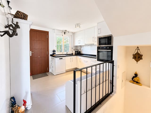 2 soverom Rekkehus til salgs i Aguas Nuevas, Torrevieja med svømmebasseng - € 295 000 (Ref: 10176981)
