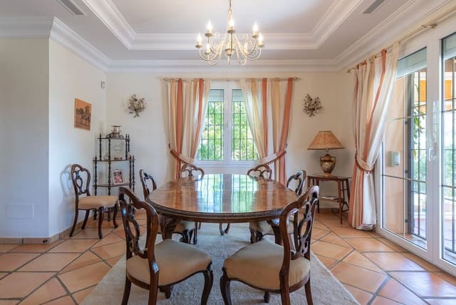 5 sypialnia Willa na sprzedaż w Elviria, Marbella z basenem garażem - 1 950 000 € (Ref: 10179268)