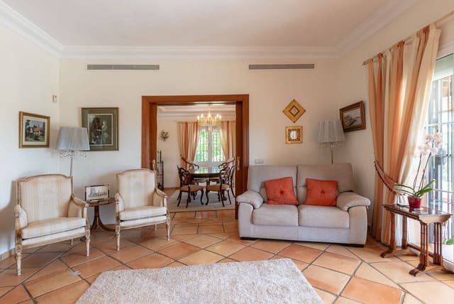 5 sypialnia Willa na sprzedaż w Elviria, Marbella z basenem garażem - 1 950 000 € (Ref: 10179268)