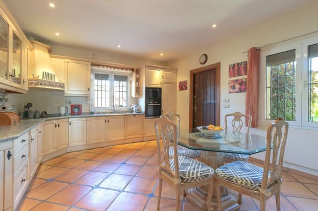 5 sypialnia Willa na sprzedaż w Elviria, Marbella z basenem garażem - 1 950 000 € (Ref: 10179268)