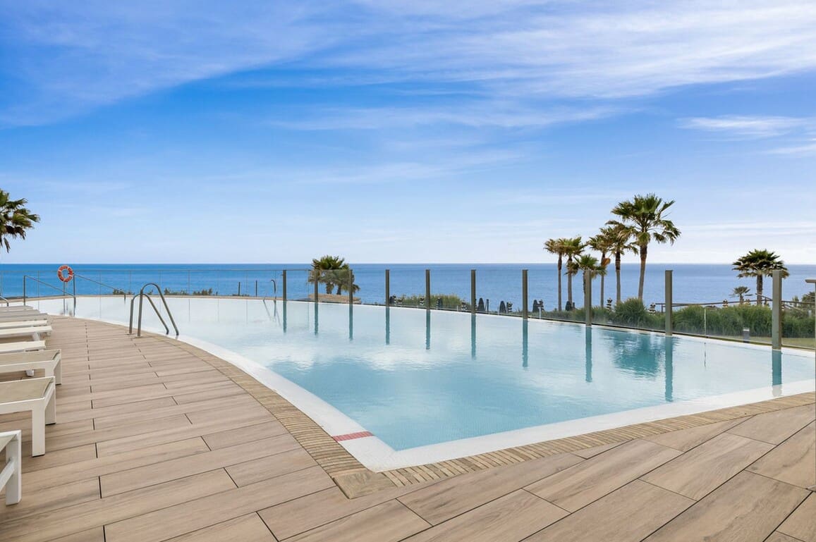 Apartamento de 2 habitaciones en Estepona en venta con piscina garaje - 850.000 € (Ref: 10179273)