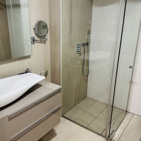 Apartamento de 2 habitaciones en Los Llanos, Estepona en venta con piscina garaje - 850.000 € (Ref: 10179273)